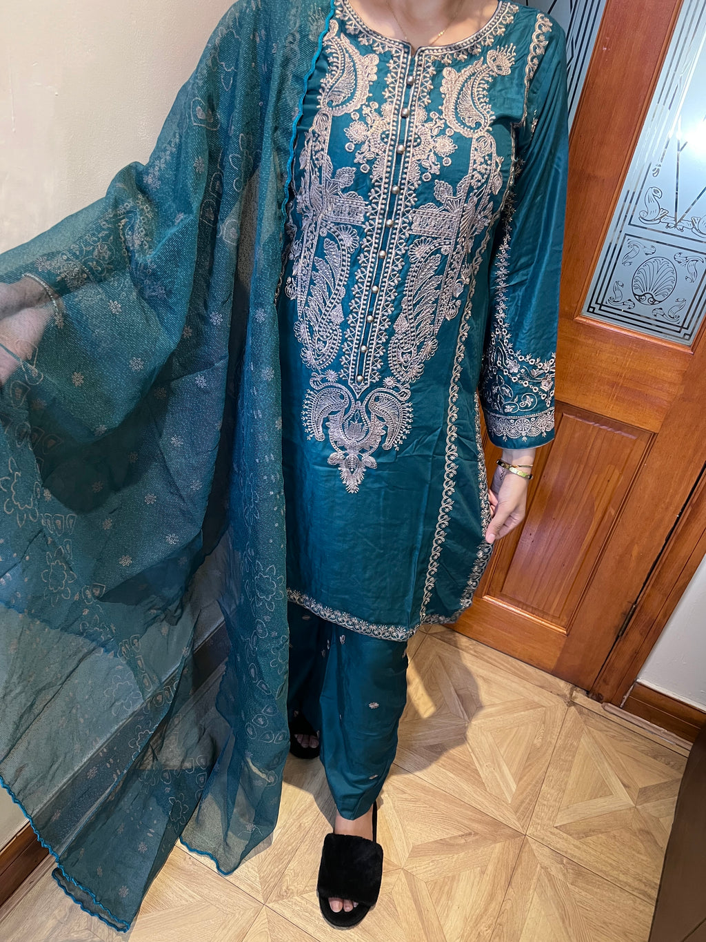 Beautiful linen thread embroidery suite with plazzo trousers and cotton organza dupatta