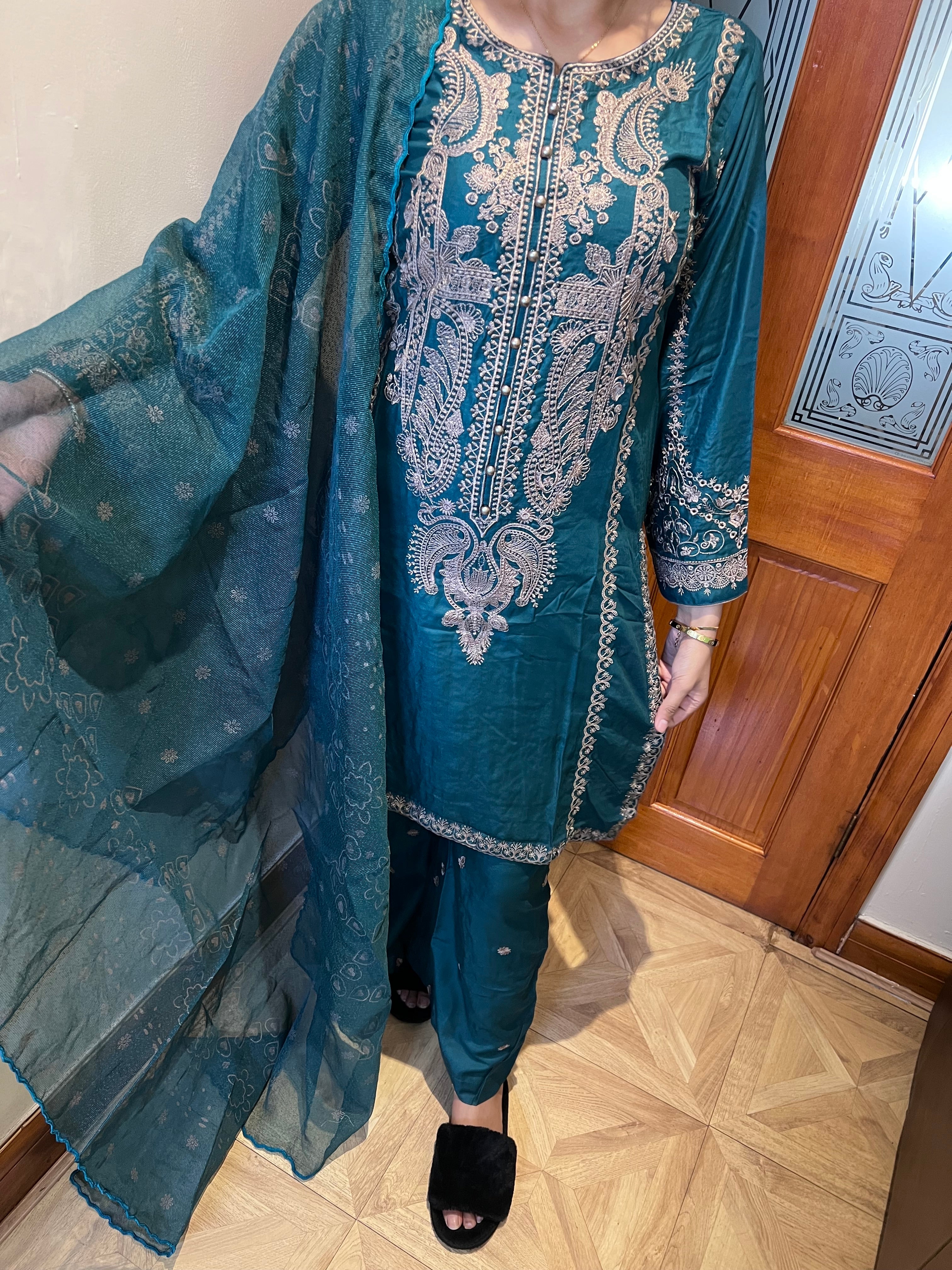 Beautiful linen thread embroidery suite with plazzo trousers and cotton organza dupatta