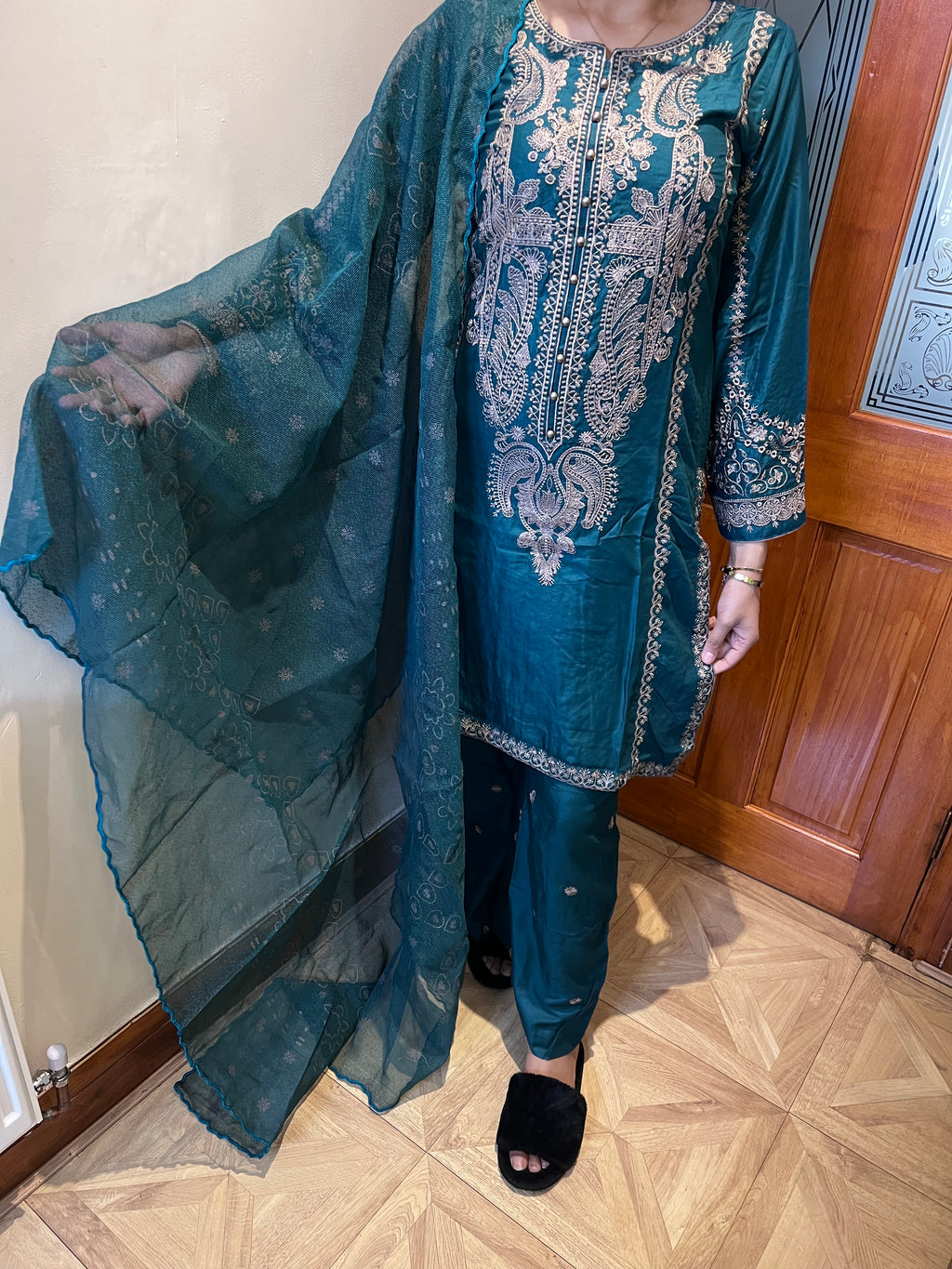 Beautiful linen thread embroidery suite with plazzo trousers and cotton organza dupatta