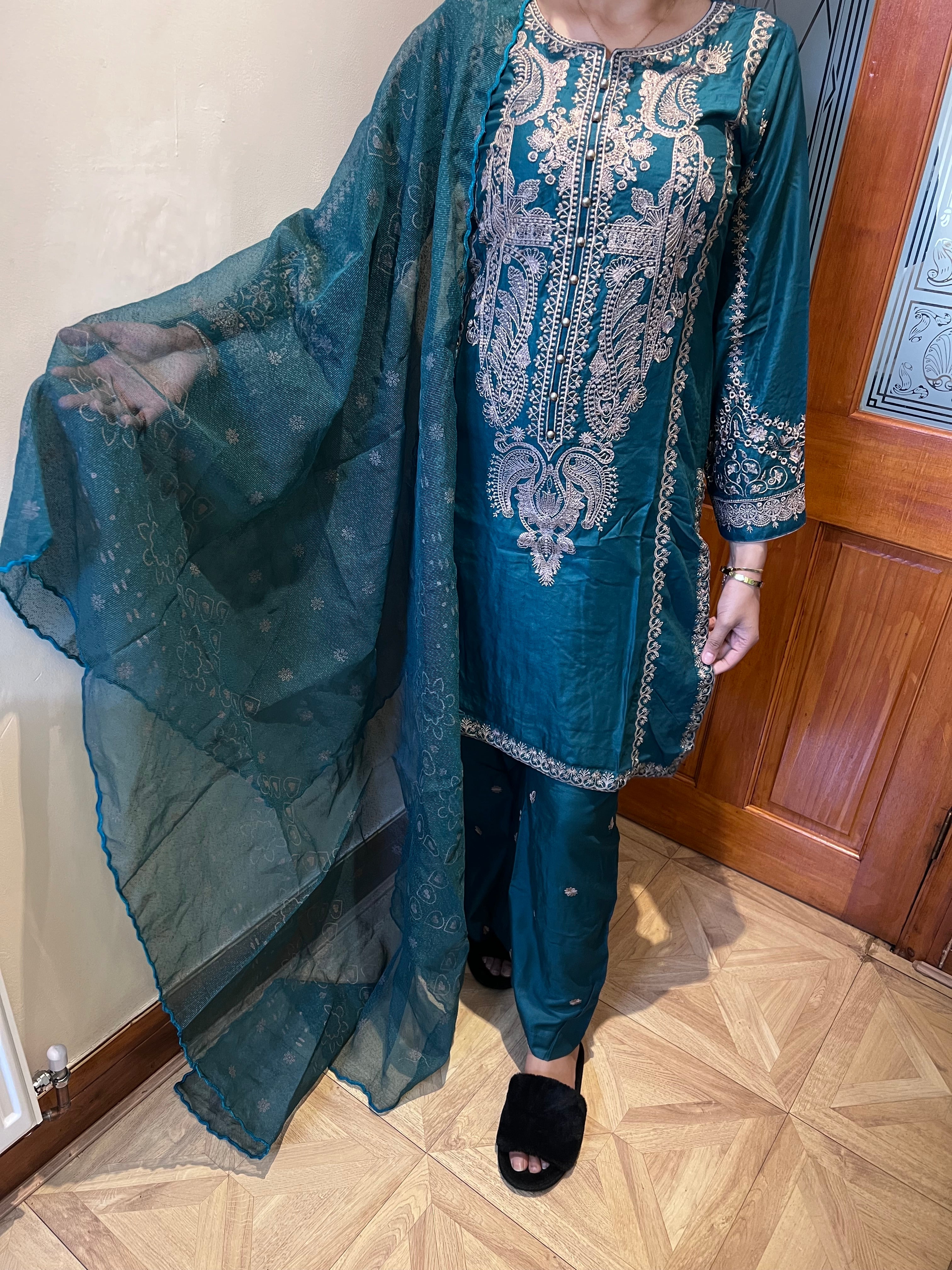 Beautiful linen thread embroidery suite with plazzo trousers and cotton organza dupatta